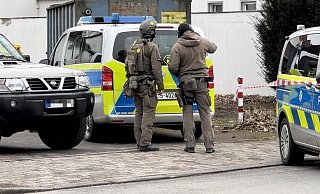 Spezialkräfte der Polizei durchsuchten ein Haus an der Hauptstraße in Bielefeld-Brackwede. - Symbolfoto: Paul Brinkmann