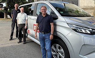Fahrzeugbeauftragte Peter Friedrich (v. l.) aus Willebadessen und Heinz-Werner Klare aus Borgentreich sowie Werner Dürdoth, einer der beiden Vorsitzenden des Dorfmobil-Trägervereins. - Neue Westfälische