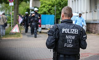 Während Polizeihundertschaften die Demostrecke absicherten, kam es wenige Meter entfernt zu dem Angriff auf die jungen Herforder. - Daniel Salmon