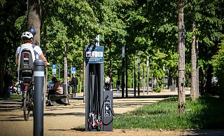 Eine neue Reparaturstation für Fahrräder steht am Wilhelmsplatz, unweit der Schillerbrücke. - Daniel Salmon