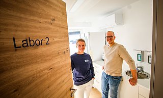 Eva-Maria Siemoneit und Sebastian Bunte freuen sich auf den Start des neuen Medicum Stedefreund. Auf 500 Quadratmetern gibt's dort neben sieben Behandlungszimmern auch zwei Labore sowie fünf Funktionsräume - und das ist noch längst nicht alles. - Daniel Salmon