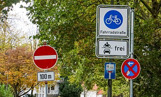 Das Durchfahrtsverbot wird frühzeitig angekündigt - ebenso wie die Widmung als Fahrradstraße. - Daniel Salmon