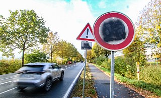 Unbekannte haben die Schilder, die auf das geltende Tempolimit an der Bielefelder Straße in Herford hinweisen, mit schwarzer Farbe beschmiert. - Daniel Salmon Unbekannte haben die Schilder, die auf das geltende Tempolimit an der Bielefelder Straße in Herford hinweisen, mit schwarzer Farbe beschmiert. - Daniel Salmon