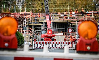 Die Bauarbeiten an der Brücke über Sophienstraße laufen nach Plan. Derzeit wird die neue ICE-Trasse erstellt. - Neue Westfälische