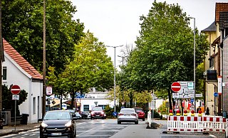 Links und rechts an der Engerstraße in Herford stehen stadteinwärts aktuell zwei "Einfahrt verboten"-Schilder. Allerdings ignorieren die allermeisten Verkehrsteilnehmer die gut sichtbaren Tafeln, fahren trotzdem - verbotenerweise - in den Westring-Kreisverkehr. - Daniel Salmon Links und rechts an der Engerstraße in Herford stehen stadteinwärts aktuell zwei "Einfahrt verboten"-Schilder. Allerdings ignorieren die allermeisten Verkehrsteilnehmer die gut sichtbaren Tafeln, fahren trotzdem - verbotenerweise - in den Westring-Kreisverkehr. - Daniel Salmon