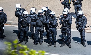 Beamte der Einsatzhunderschaften waren als erste bei den verletzten Herfordern. - Daniel Salmon