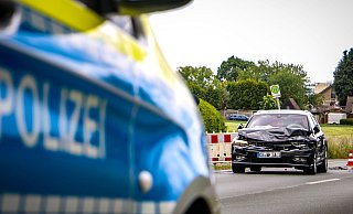 Der Passat der mutmaßlichen Unfallverursacherin wurde bei dem Unfall auf der Bielefelder Straße in Herford schwer beschädigt. Beide Insassinen kamen ins Krankenhaus. - Daniel Salmon