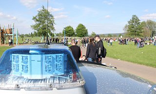 Präsenz zeigen die Vertreter von Ordnungsamt, Polizei und Sicherheitsdienst am Maifeiertag am Godelheimer See. - Archiv-Foto: Simone Flörke