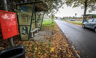 Laut der Stedefreunderin war an mehreren Bushaltestellen der Linie 99 in Herford zum Schuljahresstart noch der alte Fahrplan ausgehängt. Das räumt auch "moBiel" ein. Betroffen gewesen sein soll auch diese jetzige "Geisterhaltestelle" am Hüchtenbrink. Mittlerweile sind die überholten Auskünfte aber entfernt worden. - Daniel Salmon
