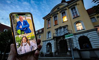 Langes Warten auf die Bürgermeisterkandidaten: Sowohl Tim Kähler (SPD) als auch Anke Theisen (CDU) haben den Wahlabend überwiegend abseits der Öffentlichkeit verbracht. Kähler bei sich zuhause, Theisen in den Fraktionsräumen des Kreishauses. - Daniel Salmon