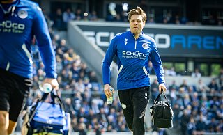 Voller Einsatz für die Spielergesundheit: Professor Stefan Budde stürmt auf der Alm zu einem Spieler. - Sarah Jonek