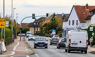 Schon am Freitag, 31. Oktober, standen an der Einmündung "Zum Haberland" Absperrbaken. Für zwei Wochen ist der Abschnitt der Engerstraße in Herford auf 80 Metern ab Montag dicht. Die Umleitungsstrecken sind einige Kilometer lang. Un das hat einen Grund. - Daniel Salmon
