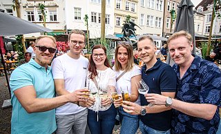 Auf dem Gänsemarkt hat es an diesem Samstag diese Truppe verschlagen: Christian Tappe (v. l.), Pascal Fürst-Intek, Sonja Fürst, Fiona Weigel, Werner Heusinger von Waldegge und Bejamin Muñoz Brosig. - Daniel Salmon