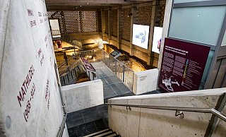 Seit etwas mehr als einem Monat hat das Archäologische Fenster am Münster in Herford geöffnet. Nun gibt es erste Beschädigungen an einem Replik. - Daniel Salmon