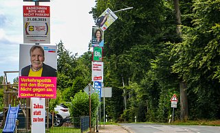 Der Laternenmast am Elverdisser Ortseingang ist mit Wahlwerbung verschiedener Parteien regelrecht überfrachtet. - Daniel Salmon