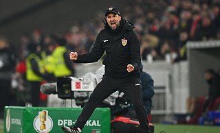 Sebastian Hoeneß bejubelt das Weiterkommen des VfB. - Tom Weller/dpa