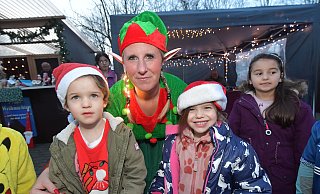 Johanna Gallert (Kita-Leiterin "Auf dem Stempel") erfreute als Weihnachtselfin auch ihre Kindergartenkinder. - sport/presse/foto Dünhölter