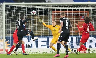 Bielefelds Reinhold Yabo (l) erzielt den Treffer zum 1:0 gegen Herthas Torwart Alexander Schwolow (M). - Foto: Friso Gentsch/dpa