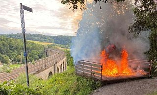 Die Aussichtsplattform stand beim Eintreffen der ersten Kräfte im Vollbrand. - Feuerwehr Altenbeken