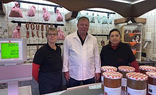 Ulrich Berenbrinker und seine beiden Mitarbeiterinnen Angelika Volkwein (l.) und Edith Pacheco schließen die Fleischerei im Kreis Gütersloh in Kürze für immer ab. - Markus Voss