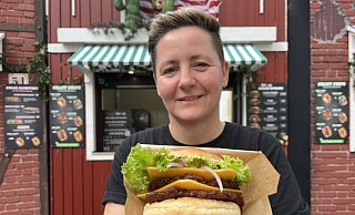 Sandra Flore präsentiert ihren veganen Burger. Neben ihrem Angebot gibt es auf Libori 2025 noch zahlreiche weitere vegane und vegetarische Speisen. - Verena Freiberg Sandra Flore präsentiert ihren veganen Burger. Neben ihrem Angebot gibt es auf Libori 2025 noch zahlreiche weitere vegane und vegetarische Speisen. - Verena Freiberg