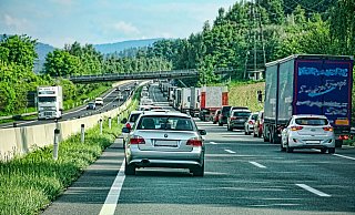 Ein Autofahrer nutzte eine gebildete Rettungsgasse schamlos für sich aus. - Pixabay