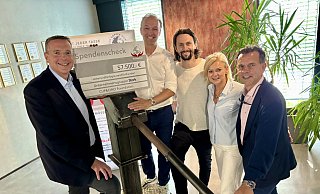 An der Nachbildung eines Trinkwasserbrunnens versammeln sich bei Cup & Cino (v. l.) Norbert Leibold, Robin Stork (beide Stork-Gruppe), Stifter Neven Subotic sowie das Stifterpaar Sabine und Frank Epping. - Jens Reddeker