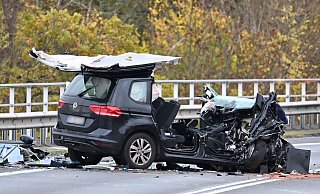Der schwarze Pkw wurde völlig zerstört. Das Dach des Wagens ist größtenteils abgerissen. - Swen Pförtner/dpa