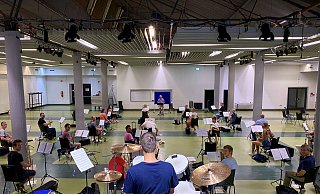 Eine Zeitlang durfte das Musikkorps der Stadt im Saal 1 der Werretalhalle proben. Mit viel Abstand war so an ein Auftritt mit Publikum nicht zu denken. - Musikkorps