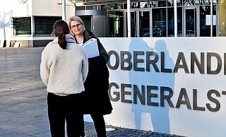 Elke D. steht mit ihrer Anwältin Phyllis Kauke vor dem Oberlandesgericht Hamm. Beide halten den Familiensenat für befangen. - Gunter Held