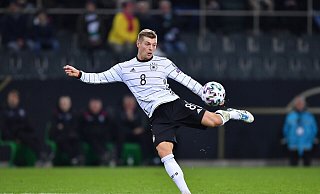 Toni Kroos wird rund drei Jahre nach seinem Rücktritt wieder für die deutsche Nationalmannschaft auflaufen. - Marius Becker/dpa