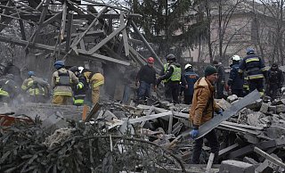 Rettungskräfte sind in Saporischschja nach den massiven russischen Angriffen im Einsatz. - Andriy Andriyenko/AP/dpa