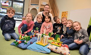Gruppenleiterin Leonie Michel mit Hannes, Elisa, Jonathan, Christin, Johann, Paul, Mika und Louis (v. l.) in einem der neuen Räume. - Karin Prignitz