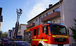 Löschfahrzeug und Leiterwagen in der engen Straße. - Christian Mathiesen