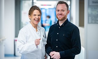 Carolina Pape-Köhler ist Chefärztin der Adipositas-Klinik am Standort Rosenhöhe des Klinikums Bielefeld. Sie ist froh, dass es Dennis Buschmann (29) nach seiner Magenverkleinerung sehr gut geht und er sein Gewicht gehalten hat. - Sarah Jonek Carolina Pape-Köhler ist Chefärztin der Adipositas-Klinik am Standort Rosenhöhe des Klinikums Bielefeld. Sie ist froh, dass es Dennis Buschmann (29) nach seiner Magenverkleinerung sehr gut geht und er sein Gewicht gehalten hat. - Sarah Jonek