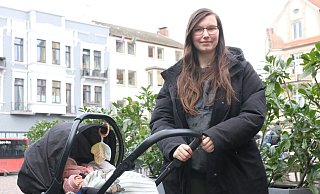 Vanessa Landwehr (22) mit ihrer Tochter Mila-Marie (5 Monate) wurden Opfer eines Raubüberfalls. Die junge Mutter hofft nun, dass der Täter schnell gefasst wird. - Claus Frickemeier