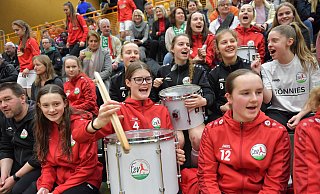 Auch das macht das Hallenmasters des FSV Güterslohn aus – der Lärm und die Stimmung auf der Tribüne der Sporthalle Ost. Wenn die Teams des Gastgebers nicht gerade selber spielen, feuern sie gerne auch andere Mannschaften an. All das fehlt in diesem Jahr. - Jens Dünhölter
