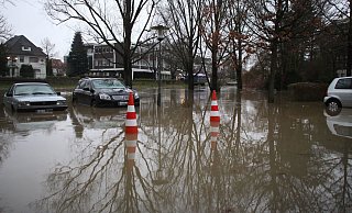 Der Parkplatz am Rathaus Mitte Dezember 2017. Fast immer steht dieser Platz als einer der ersten unter Wasser, wenn die Else ansteigt. - Björn Kenter