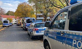 Voller Polizei- und Feuerwehrfahrzeugen war am Mittwochvormittag der Hägerweg. - Mike-Dennis Müller