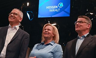 Die Spitzenkandidaten der hessischen Landtagswahl, Tarek Al-Wazir (Bündnis 90/Die Grünen, l.), Nancy Faeser (SPD) und Boris Rhein (CDU). - Arne Dedert/dpa