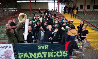 Länderverständigung: Fans aus den Niederlanden und Rödinghausen am Niederrheinstadion in Oberhausen. - Noah Wedel