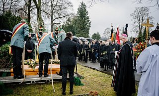Paderborner Schützen ließen nach einem Requiem im Dom den Sarg mit dem Verstorbenen in die Familiengruft auf dem Ostfriedhof hinab. WeihbischofMatthias König (r.) sprach vor der Trauergemeinde den Segen. - Besim Mazhiqi