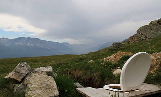 Was für ein Ausblick! Dieses und weitere stille Örtchen sammelt ein Instagram-Account. Wir stellen unsere Favoriten vor. - Instagram/poos_with_views