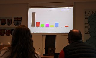 Das Einlaufen der Kreisergebnisse am Sonntagabend in der Aula des Kreishauses in Höxter wird genau beobachtet. - Simone Flörke