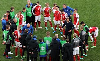 Trainer Kasper Hjulmand von Dänemark spricht während der Halbzeitpause mit seinen Spielern. - Foto: Wolfgang Rattay/POOL REUTERS/AP/dpa