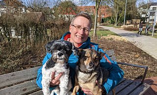 Für Suzanne Schröder-Jez erfüllt sich ein Traum vom Leben am Meer. Mit dabei Mini-Malteser Stinki (l.) und Mischlingsrüde Eddi. - Anja Hanneforth