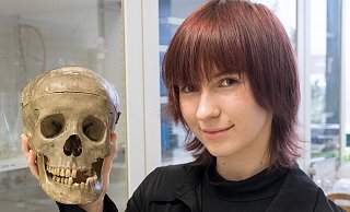 Emily Dyck vom Friedrichs Gymnasium erreichte für ihr Projekt "Geschlechtsbestimmung an einem menschlichen Schädel" einen dritten Preis in der Kategorie Biologie. - Ralf Bittner