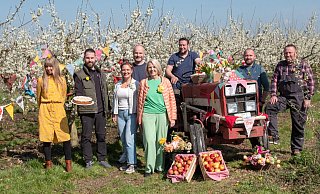 Charlotte Otte (3. v. l.), ihre Mutter Hanna Otte (M.) und das Team vom Obsthof Otte bereiten sich auf ein buntes und sonniges Obstblüten-Fest am 1. Mai vor. - Ralf Bittner