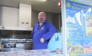 Ist seit zehn Jahren mit seinem Fish-and-Chips-Wagen selbstständig: Glenn MacDonald, Schotte aus Inverness. - Björn Kenter