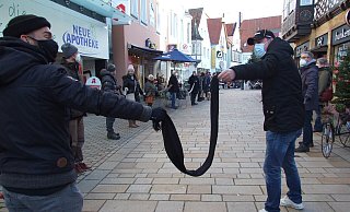 Am unteren Ende der Langen Straße wurde kurzfristig die Fußgängerzone geschlossen, um die doppelte Menschenkette bildenzu können. Sie zog sich auf beiden Seiten bis hinunter zum Gänsemarkt. - Karsten Schulz